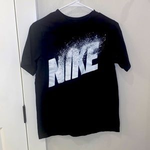 EUC Boys Youth Size XL Screen Tee Tee-Shirt Top NIKE B&W Graphic Unisex